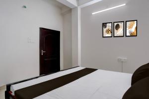 Ένα ή περισσότερα κρεβάτια σε δωμάτιο στο SPOT ON Sanskrit Guest House