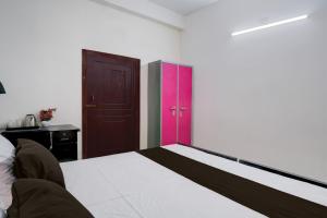 Ένα ή περισσότερα κρεβάτια σε δωμάτιο στο SPOT ON Sanskrit Guest House