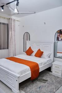 Rúm í herbergi á Darflings Haven-Diani