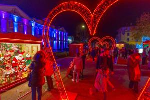 a group of people standing in front of a christmas display at AMOUR - Gîte Luxe 4 étoiles -Douce Harmonie Massages & SPA 5 places -Cocon Discret en toute sérénité - 5 min Carcassonne - 2 Adultes 1 bébé de 0 à 2 ans in Villemoustaussou +52 photos