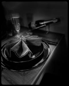 a black plate with a bow on top of a counter at La Suite Nocturne in Fère-en-Tardenois