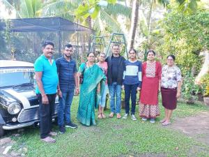 un grupo de personas posando para una foto delante de un coche en Hamilton View, en Negombo