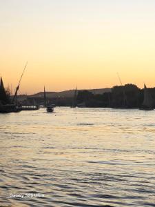 een groep boten in het water bij zonsondergang bij The grand in Nag` el-Ramla