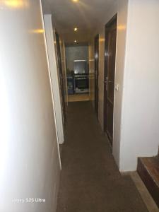 een hal die leidt naar een keuken in een appartement bij The grand in Nag` el-Ramla