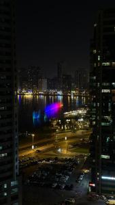 沙迦Bed space in Luxury hostel - سرير مفردفي شقة فندقية的夜间停车的城市