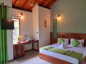 Una cama o camas en una habitación de River Shades Hotel 37 fotos más