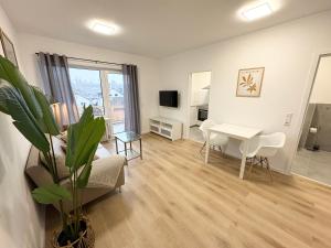 Μια τηλεόραση ή/και κέντρο ψυχαγωγίας στο HUGOS Design Apartment