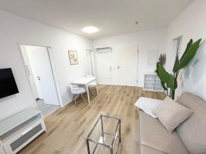 uma sala de estar com um sofá e uma mesa em HUGOS Design Apartment em Wiesloch mais 6 fotografias
