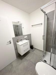 Ένα μπάνιο στο HUGOS Design Apartment +6 φωτογραφίες