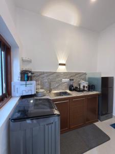 une cuisine avec un évier et un plan de travail dans l'établissement Villa Sandakelum Luxury, à Weligama