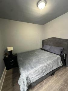 Ένα ή περισσότερα κρεβάτια σε δωμάτιο στο 2 Bedroom Cozy Accommodation