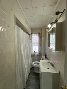 Ένα μπάνιο στο 2 Bedroom Cozy Accommodation