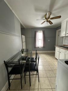 Η κουζίνα ή μικρή κουζίνα στο 2 Bedroom Cozy Accommodation +17 φωτογραφίες