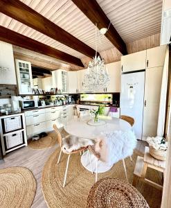 Kuchyň nebo kuchyňský kout v ubytování Villa Aihkiranta