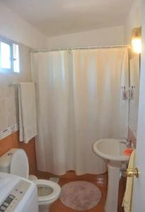 ein kleines Badezimmer mit Toilette und Waschbecken in der Unterkunft Casa en Cuchilla Alta Biarritz in Cuchilla Alta