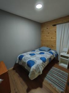 Giường trong phòng chung tại Cabaña Coigües Balneario Punta de Lapas