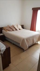 ein Schlafzimmer mit einem Bett in einem Zimmer in der Unterkunft Casa en Cuchilla Alta Biarritz in Cuchilla Alta