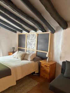 Un dormitorio con una cama grande y una silla. en Casa rural La Bodega, en Castell de Ferro