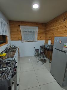 Nhà bếp/bếp nhỏ tại Cabaña Coigües Balneario Punta de Lapas