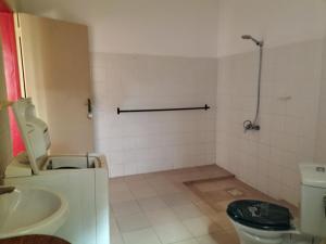 Et badeværelse på Chez Khassim + 2 billeder