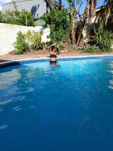 Primestay Homestead في غابورون: مسبح أزرق كبير بداخله قبعة