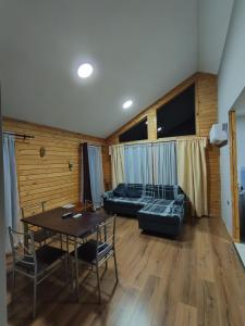 Khu vực ghế ngồi tại Cabaña Coigües Balneario Punta de Lapas