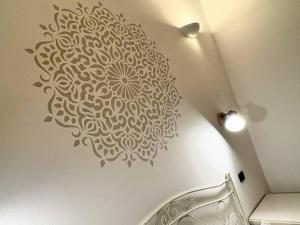 Una plantilla de pared de un mandala en una pared. en Dimora di Acanto - Lecce, en Lecce