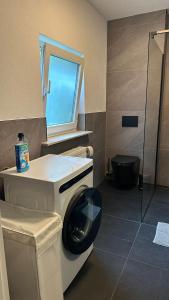 bagno con lavatrice e finestra di Casa Verona a Landstuhl Altre 4 foto