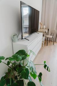 Μια τηλεόραση ή/και κέντρο ψυχαγωγίας στο Ferienwohnung Emilia am Wörthersee