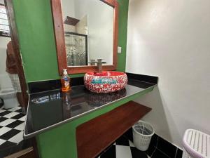un bagno con un lavandino rosso e uno specchio di Solaya Residence - Boutique Beach-House in Kizimkazi with Garden & Parking  Altre 24 foto