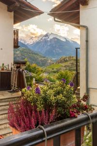 een balkon met bloemen en uitzicht op een berg bij Maison Plan de Dieu in Saint-Pierre