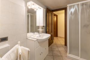 een witte badkamer met een wastafel en een douche bij Maison Plan de Dieu in Saint-Pierre +12 foto's