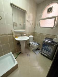 Φωτογραφία από το άλμπουμ του Economicals & Small apartment 10 minutes from Abu Dhabi Airport for Married Couple or Single στο Άμπου Ντάμπι