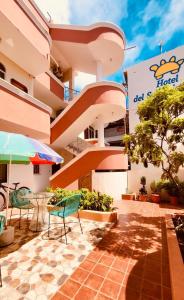 Vista de un hotel con mesa y sillas en Hotel Del Sol Galapagos, en Puerto Ayora