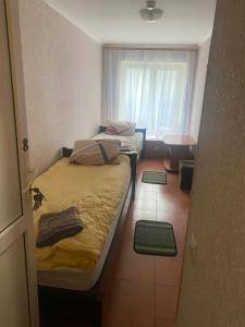 zwei Betten in einem Zimmer mit Matten auf dem Boden in der Unterkunft Optimal 1 in Kiew + 10 Fotos