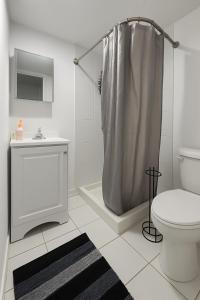 Ένα μπάνιο στο Spacious 4Bdrs house with parking +23 φωτογραφίες