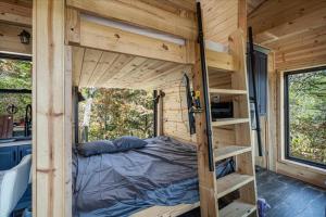 una camera da letto in una casetta con un letto di Kings River Micro Cabin a Eureka Springs