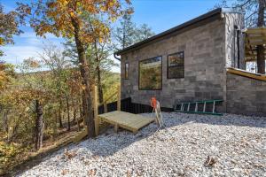 una piccola casa appoggiata su un mucchio di ghiaia di Kings River Micro Cabin a Eureka Springs