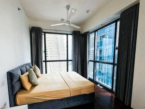 Кровать или кровати в номере city view apartment at Capitol twinpeak