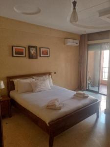 Un pat sau paturi într-o cameră la Appartement en plein centre