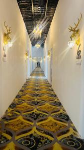 een hal met een gedessineerde vloer in een gebouw bij AERON kabila Resort in Sītāpur