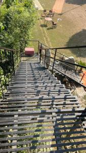 een trap met banken en een park bij AERON kabila Resort in Sītāpur