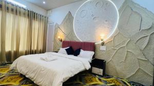 een slaapkamer met een bed met een grote spiegel aan de muur bij AERON kabila Resort in Sītāpur