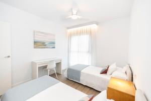 Giường trong phòng chung tại Mirasierra Luxury Home