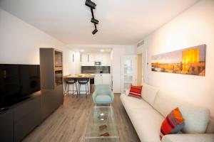 Nhà bếp/bếp nhỏ tại Mirasierra Luxury Home