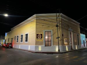 Budova, kde se hotel nachází + 21 fotografií