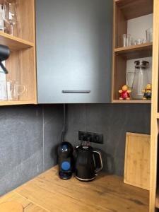 un bancone della cucina con un mobiletto con un bollitore per il tè di Przytulny a Bielsko-Biała