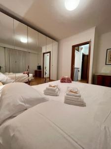 The Mazzitellis Home في نيتّونو: غرفة نوم بها سرير أبيض كبير مع مناشف عليه