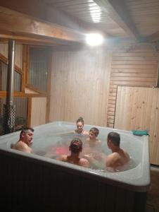 Oaspeți care stau la Cabana Valea Lui Bogdan