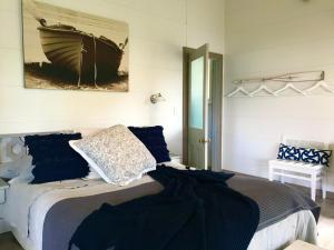 En eller flere senge i et værelse på Bay of Islands - Lemon Tree Cottage, Chic secluded epic sea views